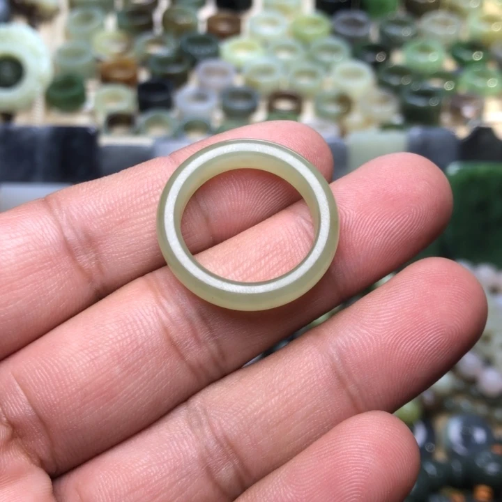 一****和田玉未镶嵌颈饰