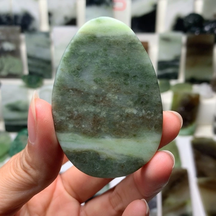 独山玉未镶嵌颈饰