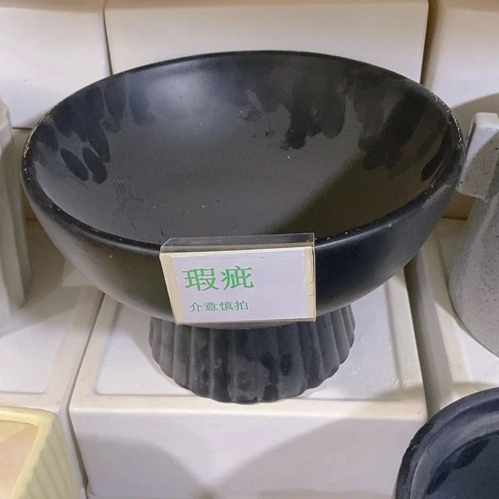 摆件多肉瑕疵盆有孔。