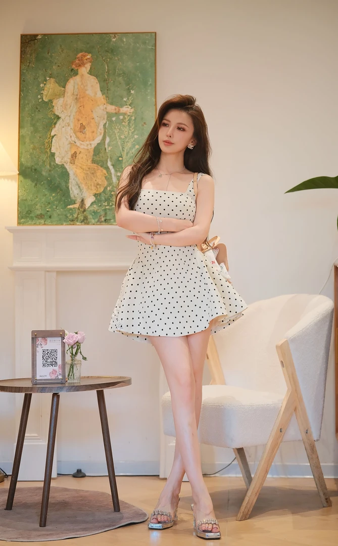 程北北【甜妹白茶】定制植绒波点后绑带拉链掐腰显瘦连衣裙