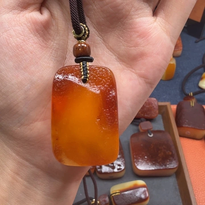 蜜蜡未镶嵌吊坠(赠链)