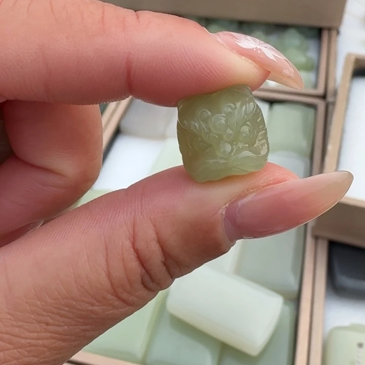 和田玉未镶嵌颈饰菲