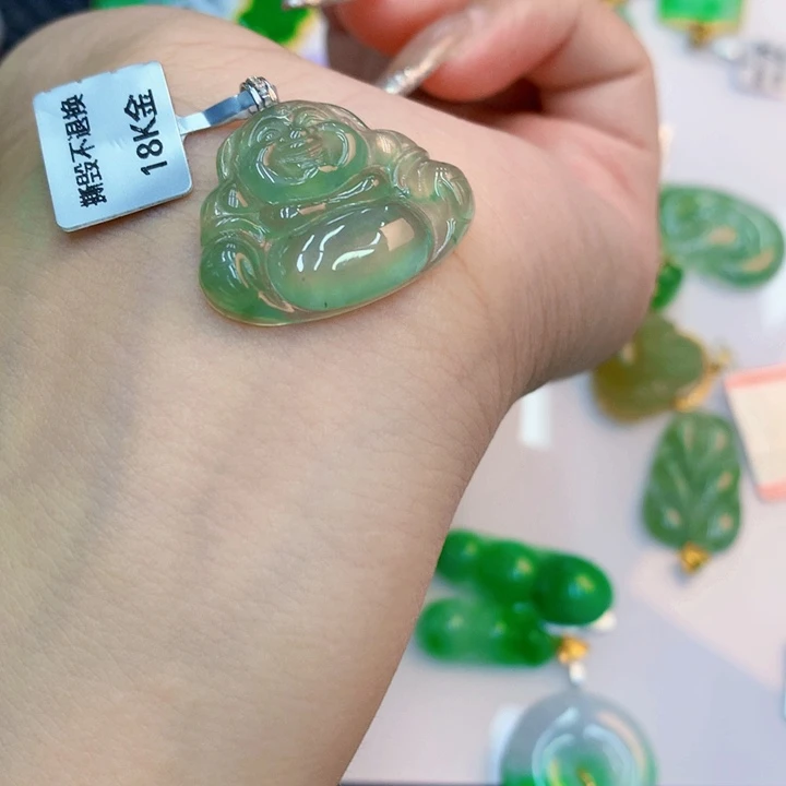 颈饰18K金镶嵌翡翠天然翡翠