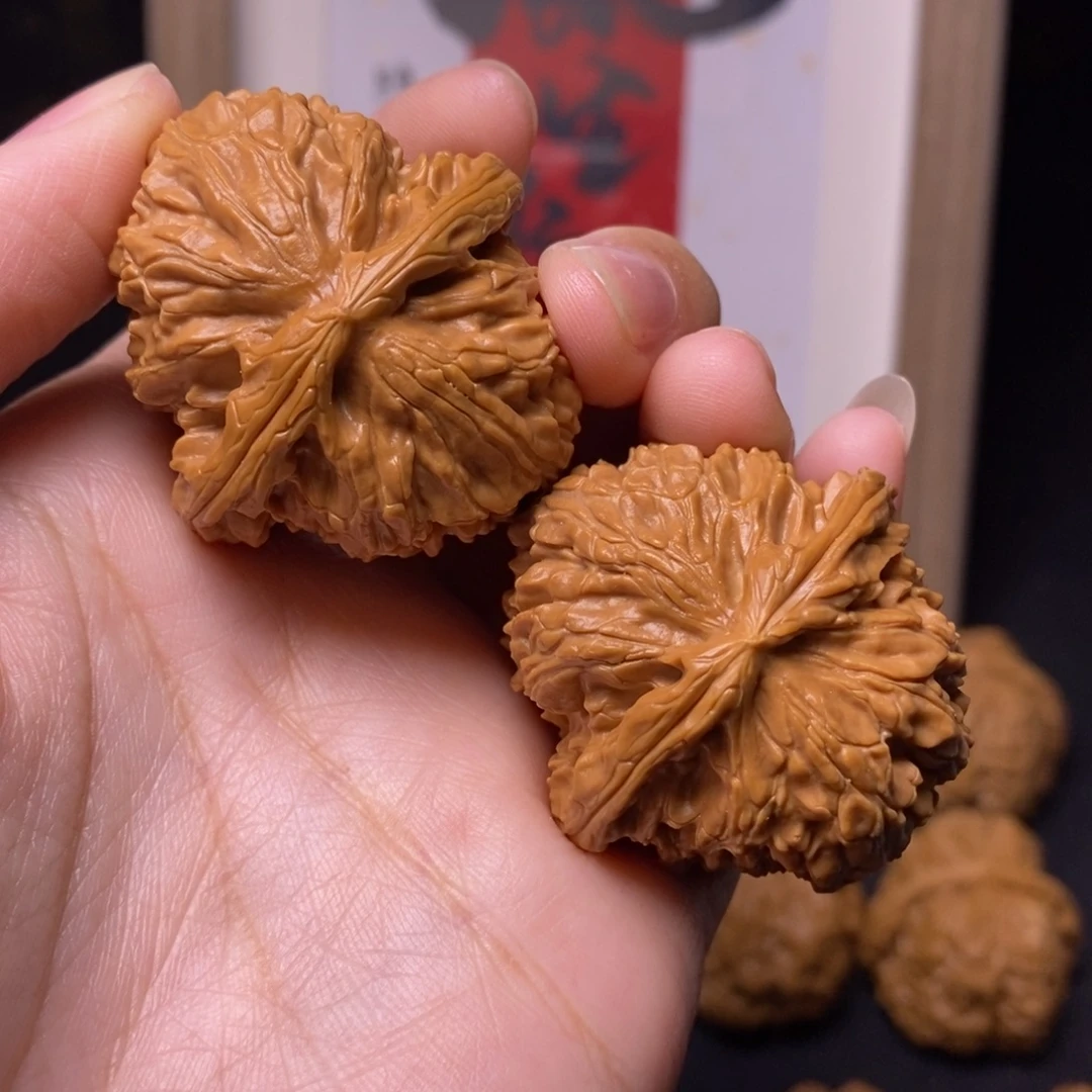 文玩核桃吊坠白狮子