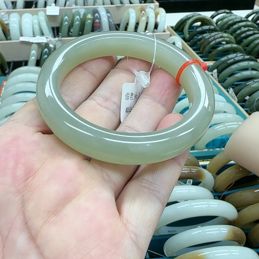 和田玉手镯未镶嵌奋*?