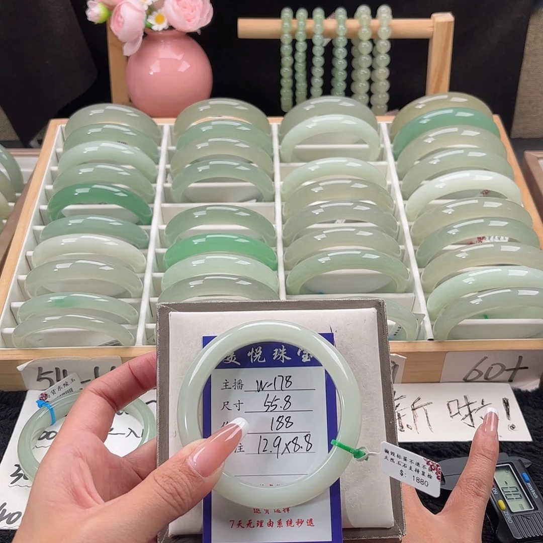 未镶嵌手镯石英质玉z****?