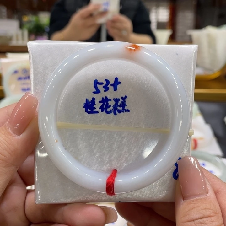 翡翠手镯未镶嵌翡翠