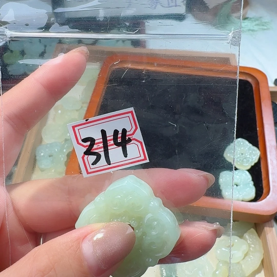 蛇纹石玉颈饰合金精美礼品