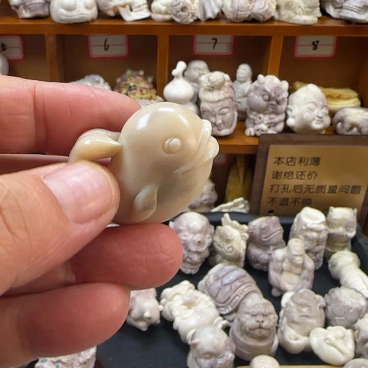 非金属配饰鹿角雕刻海豚