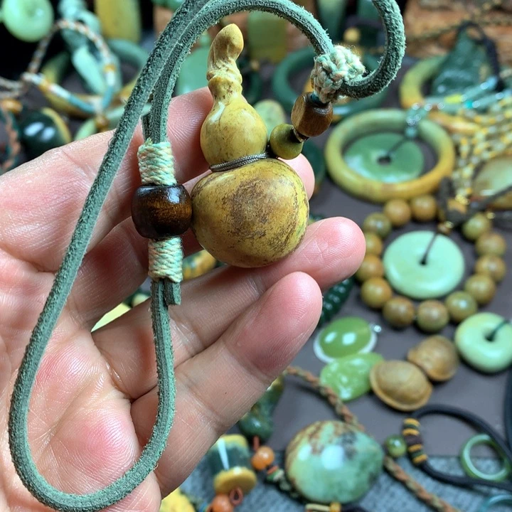 吊坠(赠链)未镶嵌岫岩河磨玉（透闪石质玉）