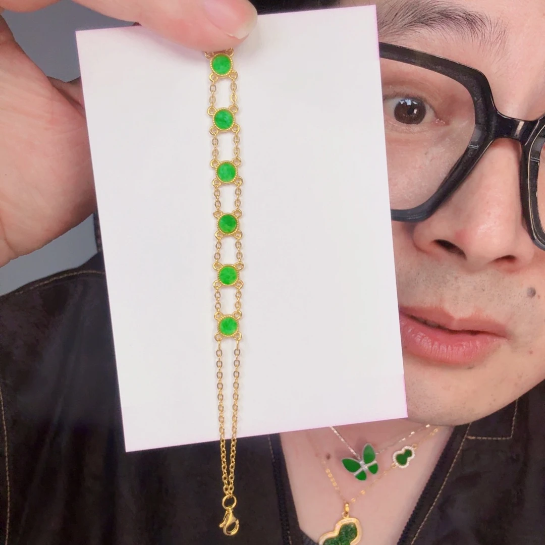 翡翠未镶嵌颈饰一件