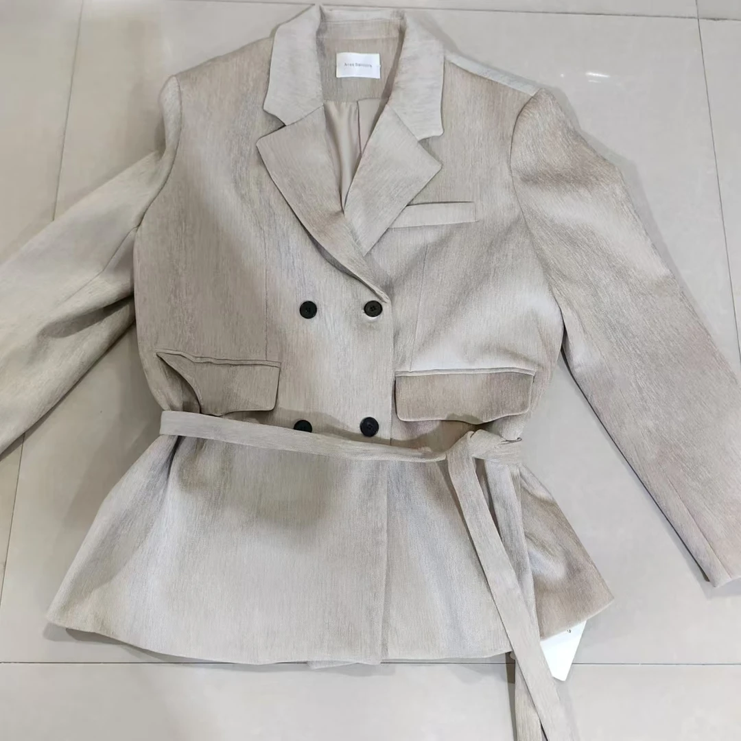 93091米色翻领腰带西服