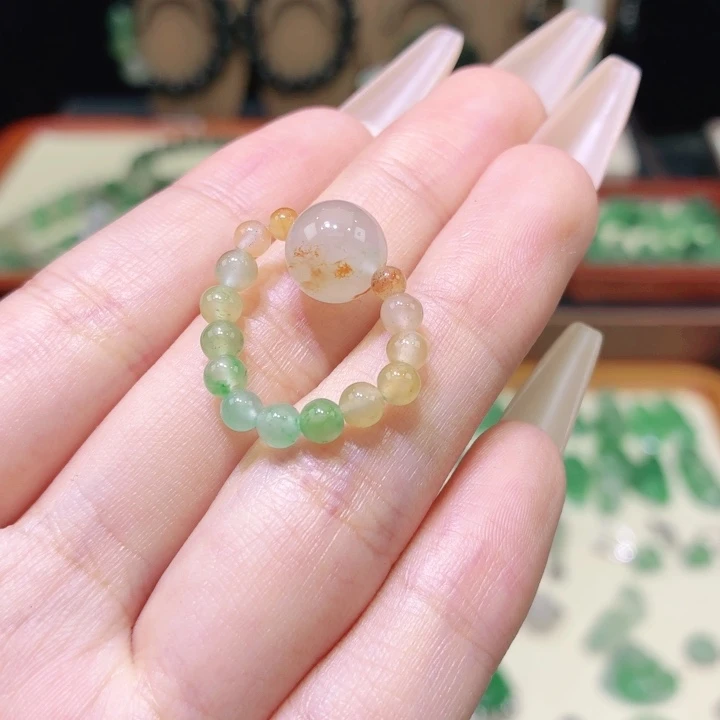 石英质玉（非洲翠）未镶嵌颈饰