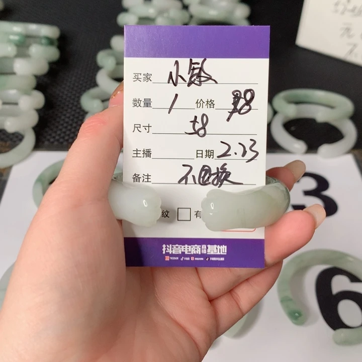 石英质玉手镯未镶嵌小****?