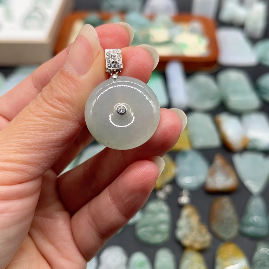 翡翠银S925镶嵌颈饰平安扣