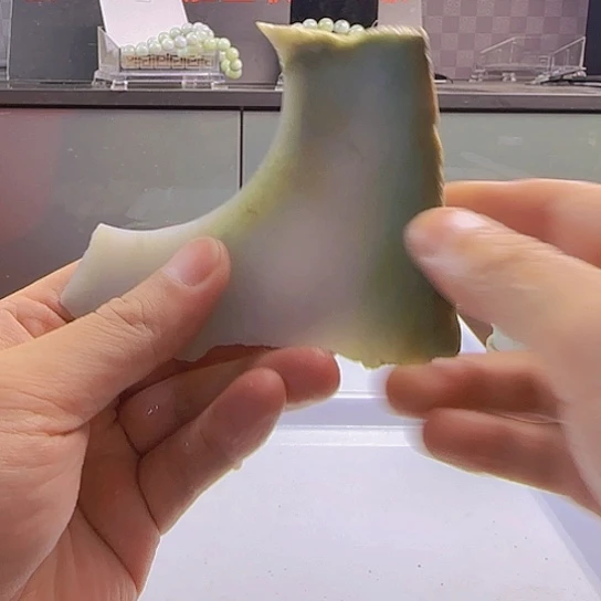 翡翠未镶嵌颈饰毛料