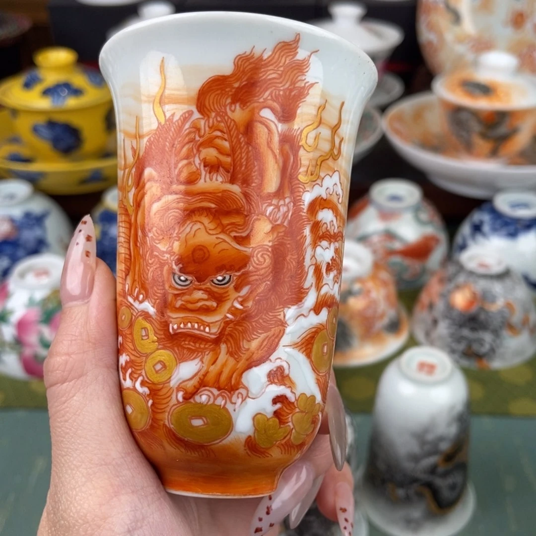 陶瓷的设计师是一个人在一起了