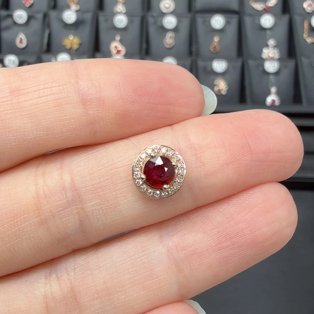 红宝石吊坠(不含链)18K金镶嵌鸽血红圆形0.56克拉