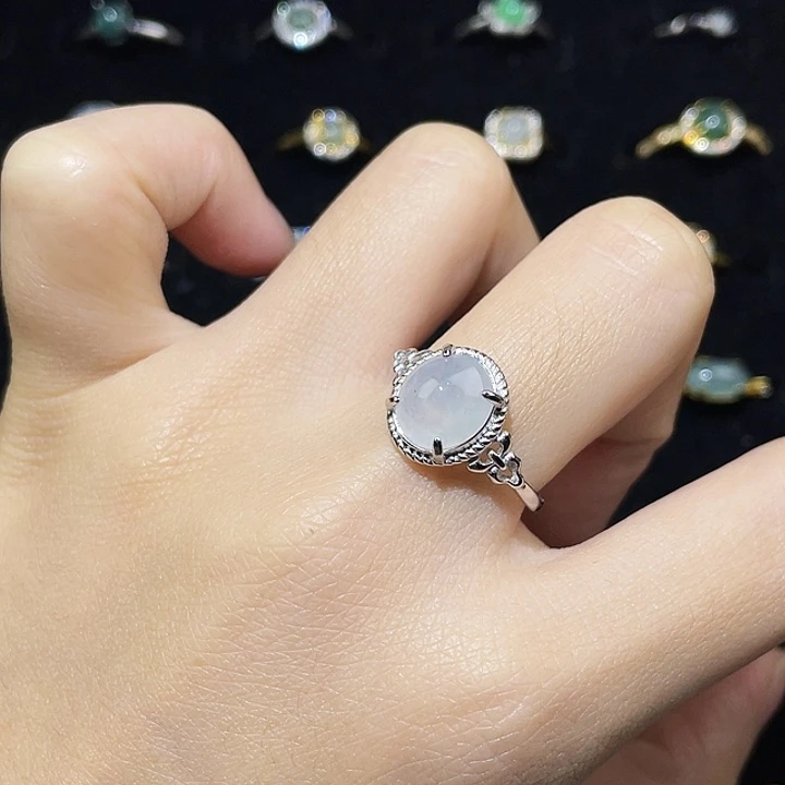 翡翠未镶嵌颈饰戒指