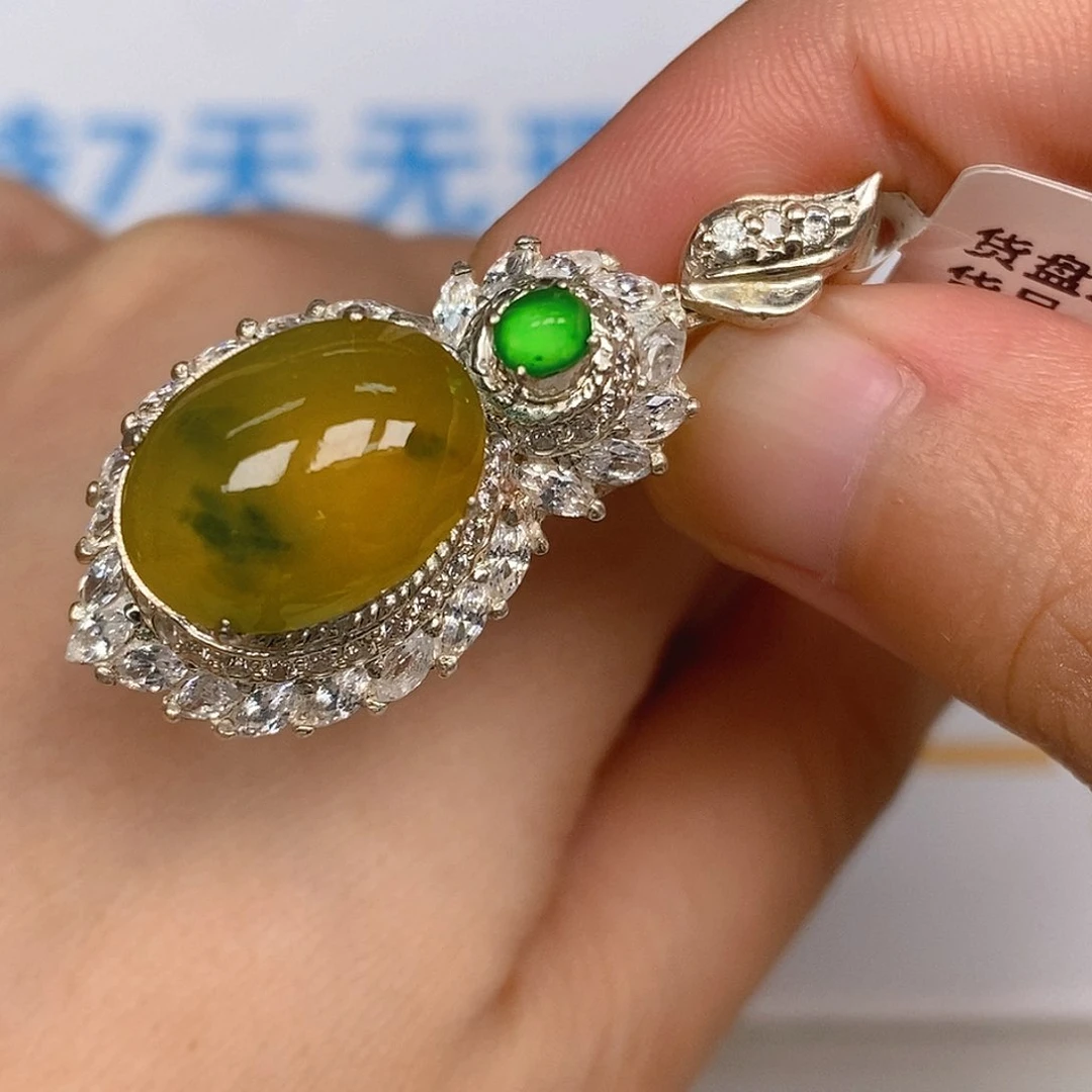 L***T翡翠未镶嵌颈饰翡翠