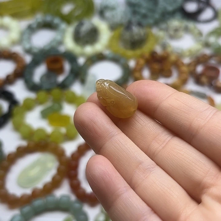 蛇纹石玉未镶嵌吊坠萍*