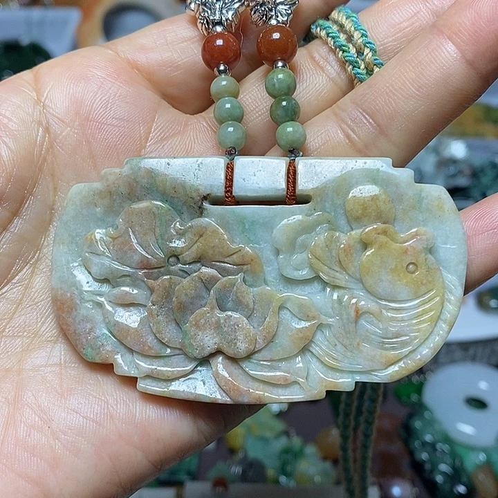 翡翠未镶嵌吊坠(赠链)