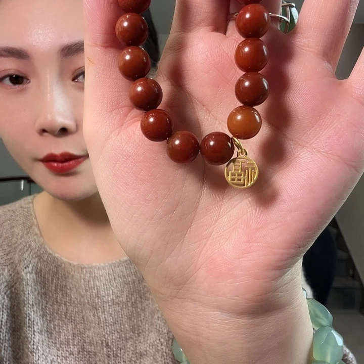 李***装蛇纹石玉未镶嵌颈饰