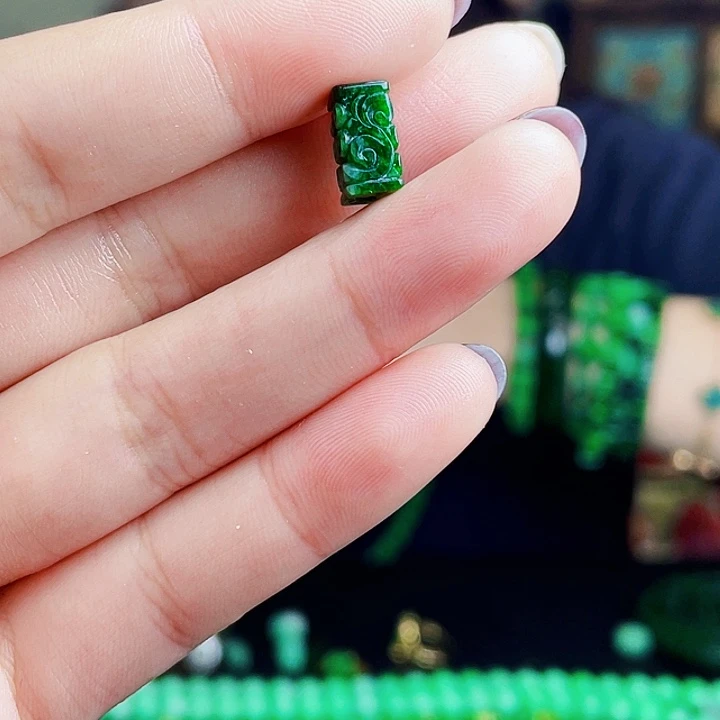 翡翠未镶嵌颈饰多样性