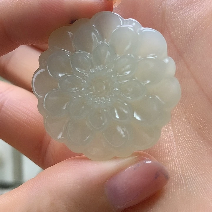 爱***莲颈饰未镶嵌和田玉