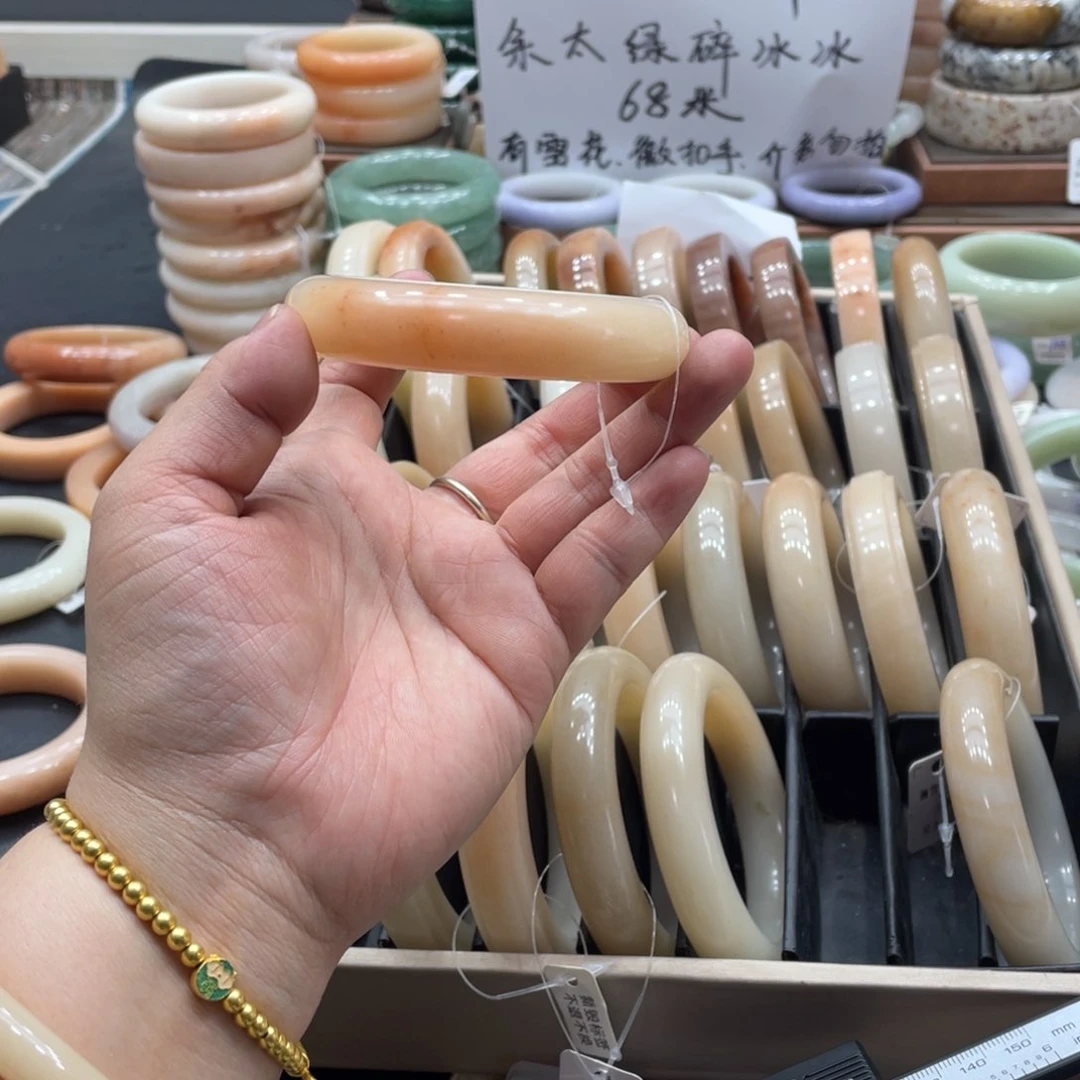 珊***.石英质玉手镯未镶嵌