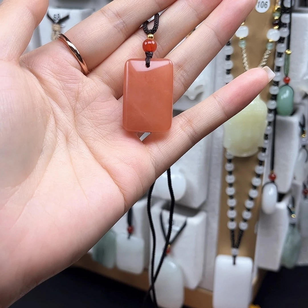 颈饰未镶嵌石英质玉