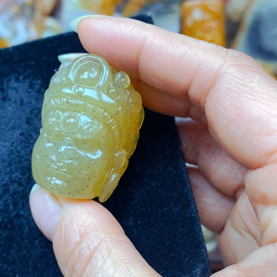 未镶嵌石英质玉（黄龙玉）颈饰