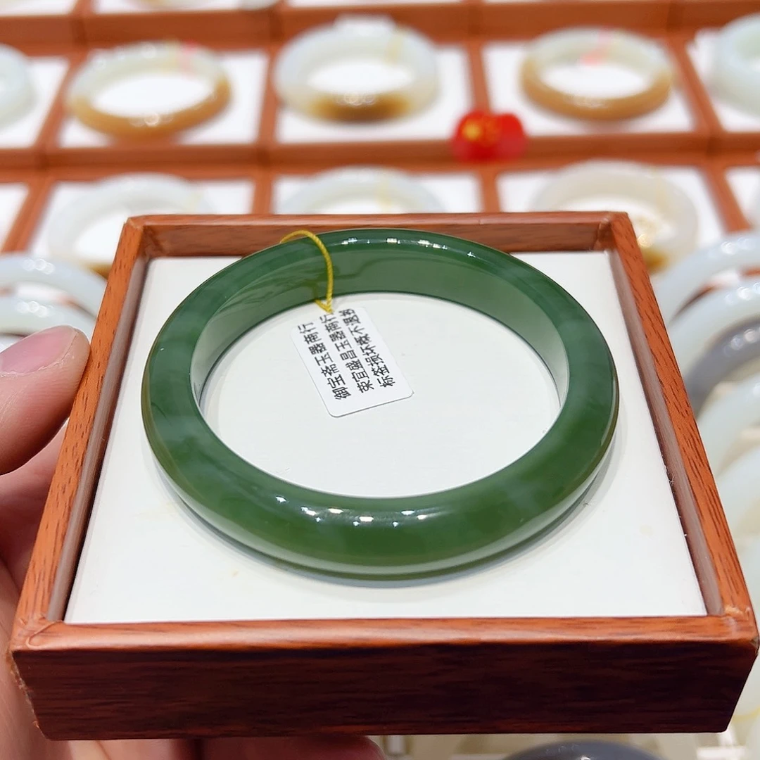 和田玉手镯未镶嵌白猫冰碧玉