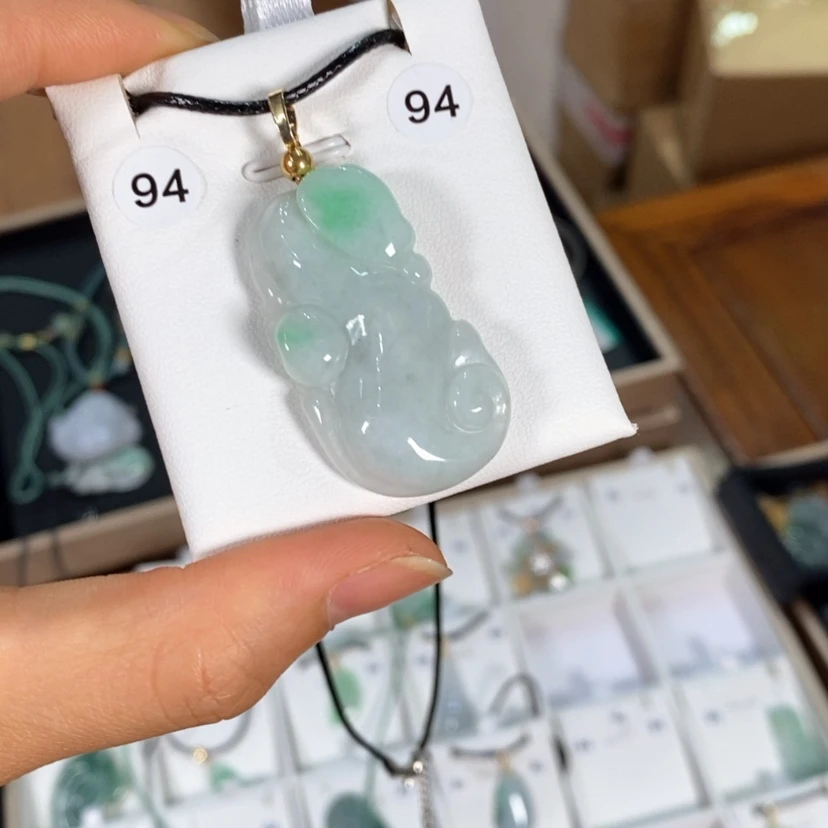 【闪购商品】翡翠未镶嵌颈饰猪**贝
