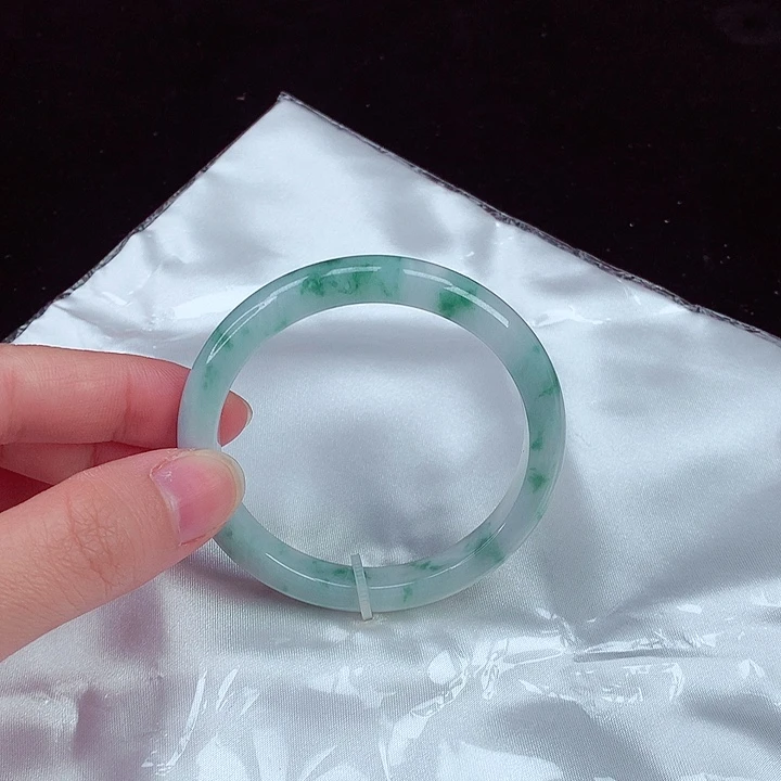 翡翠手镯未镶嵌翡翠