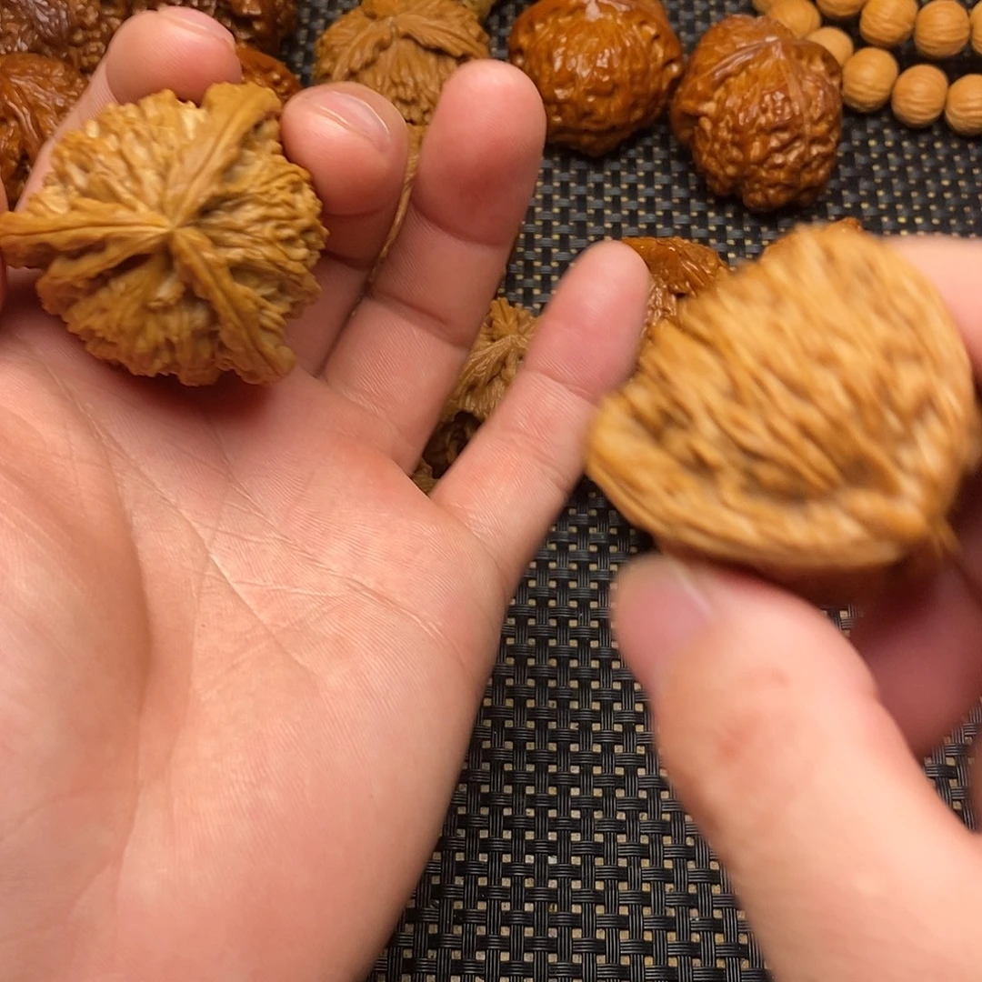 是***哥吊坠桃核拼接三棱炸炸炸炸炸