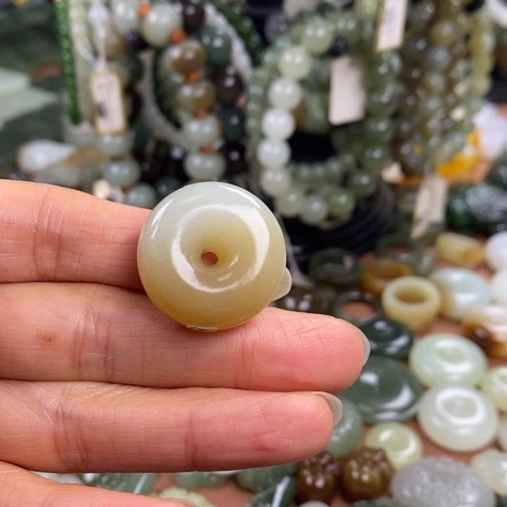 和田玉未镶嵌颈饰予