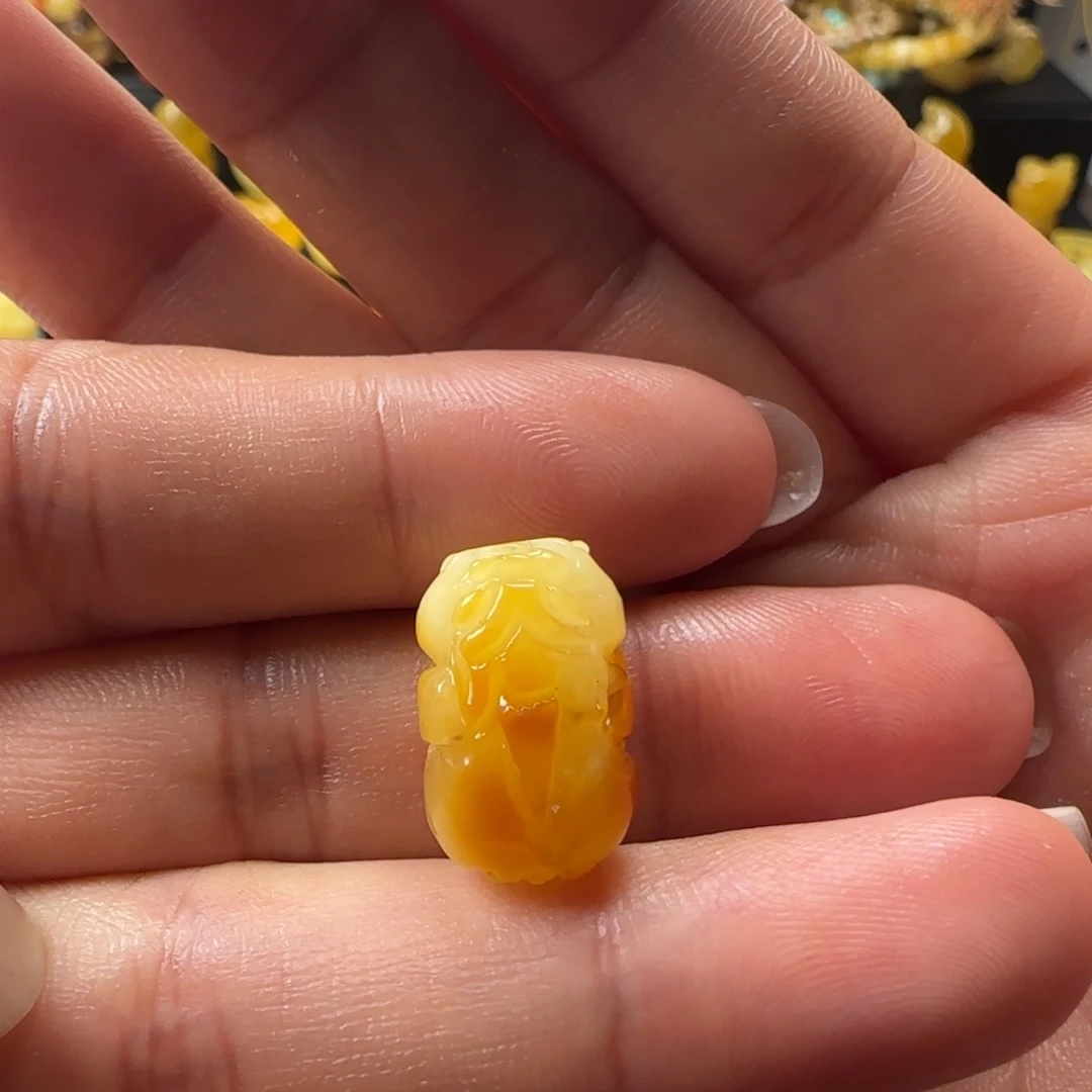 蜜蜡未镶嵌颈饰蜜蜡俏色小熊特价出