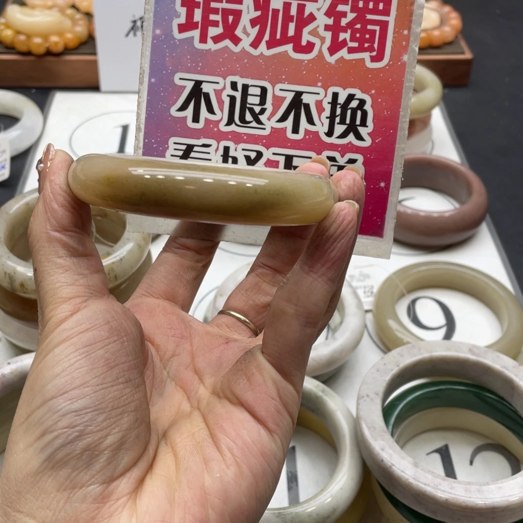 选***难石英岩玉未镶嵌手镯