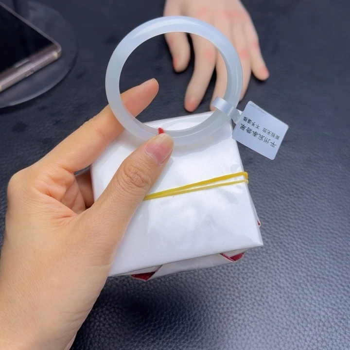 未镶嵌手镯翡翠翡翠手镯。贵妃