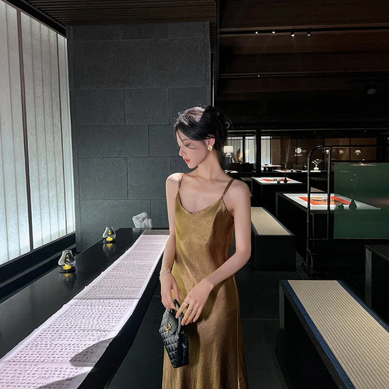 醋酸缎面吊带连衣裙女夏2025新款高级设计感小众外穿气质流行裙子