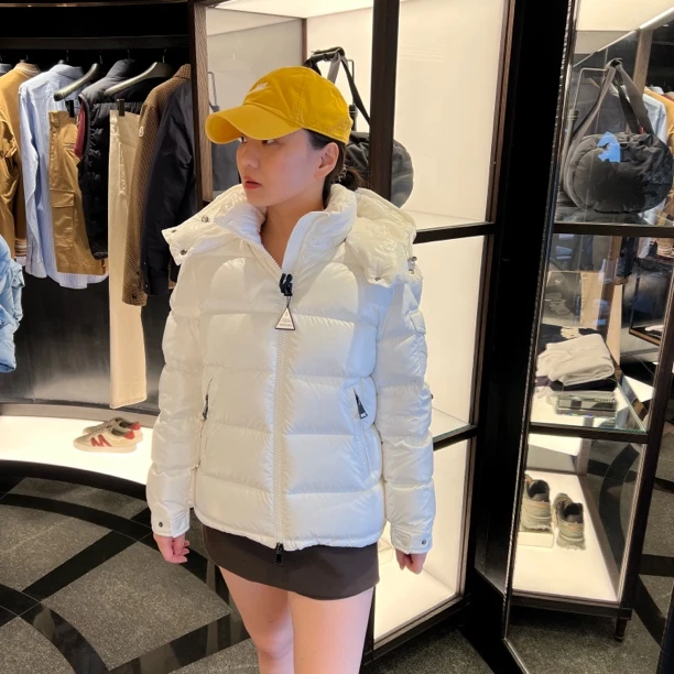 未使用 MONCLER 蒙口女士白色经典冬季短款羽绒服 热门maire