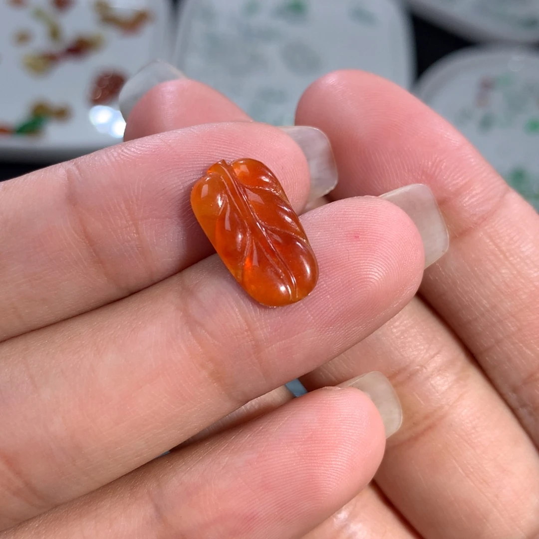 翡翠裸石未镶嵌红翡叶子