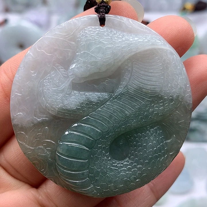 翡翠未镶嵌颈饰蛇牌洒一条黄翡颜色线