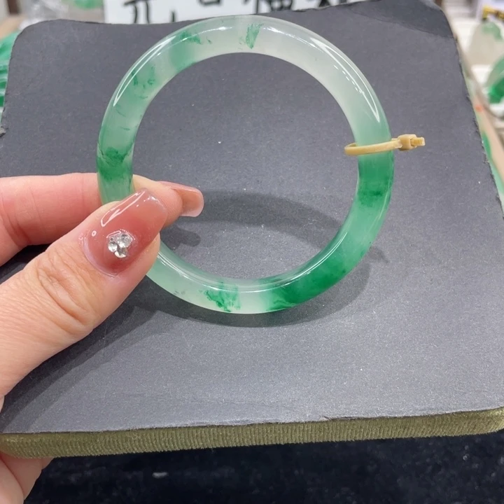 未镶嵌手镯石英质玉