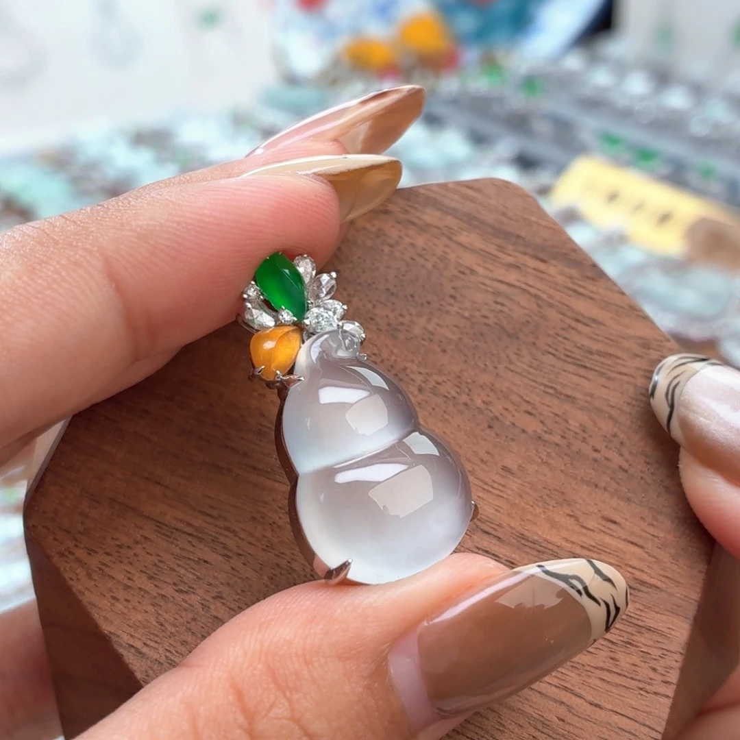 翡翠18K金镶嵌颈饰葫芦