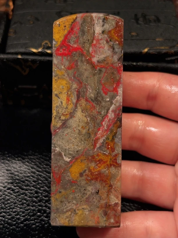 昌化鸡血石大大大印章，色彩丰富，意境深邃