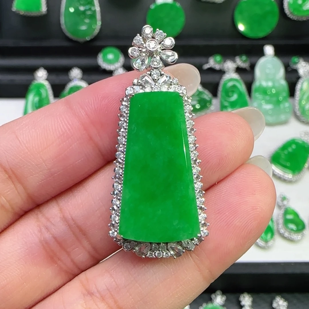 翡翠18K金镶嵌颈饰吊坠