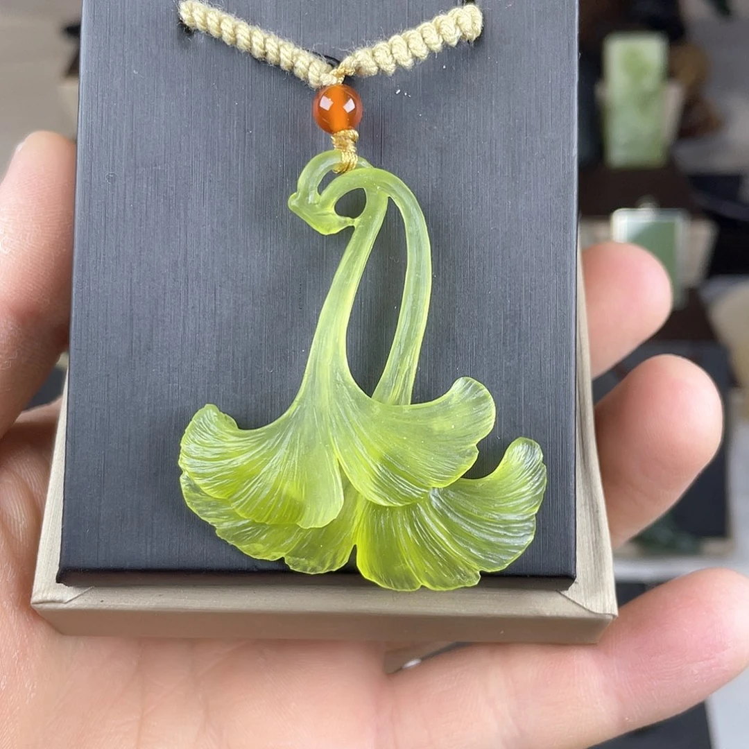 岫玉颈饰未镶嵌难**梦