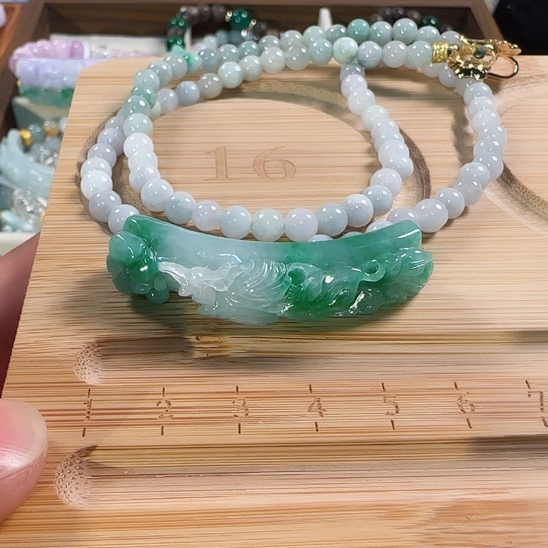 檬****翡翠未镶嵌颈饰手牌辣绿凤凰